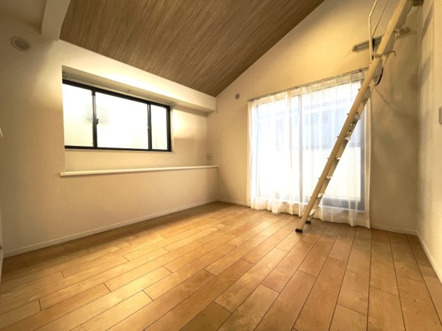 2面採光のお部屋は、日中は照明がいらないほど、明るい光が射し込みます。　