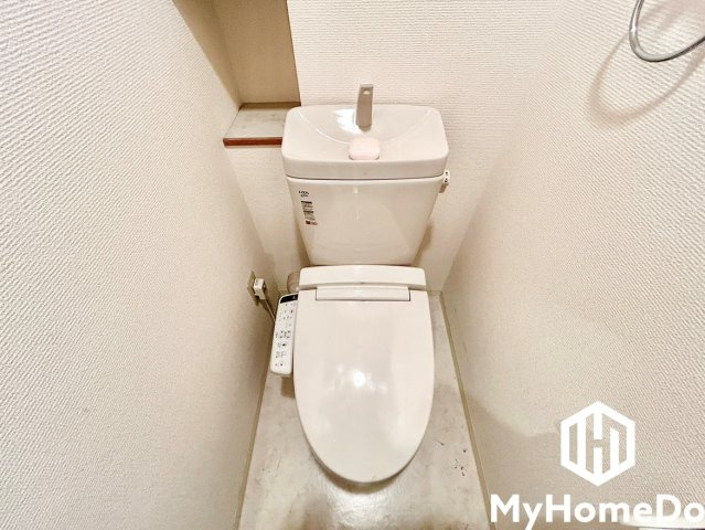 明るく清潔感溢れるトイレです。