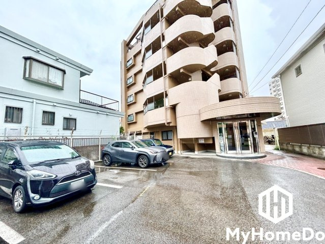 敷地内に駐車場を完備。重い荷物や雨の日の移動もスムーズで、快適なカーライフを実現。