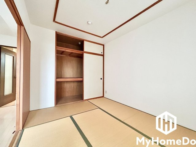 ゆとりのある押入れには、ご家族の季節の衣類などを収納して頂けます。