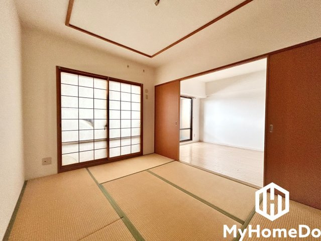 リビングに隣接する落ち着きのある和室は、寛ぎのひとときに最適。扉を開ければ広々とした一体感、閉めればプライベート空間として使える多用途な魅力が詰まっています。
