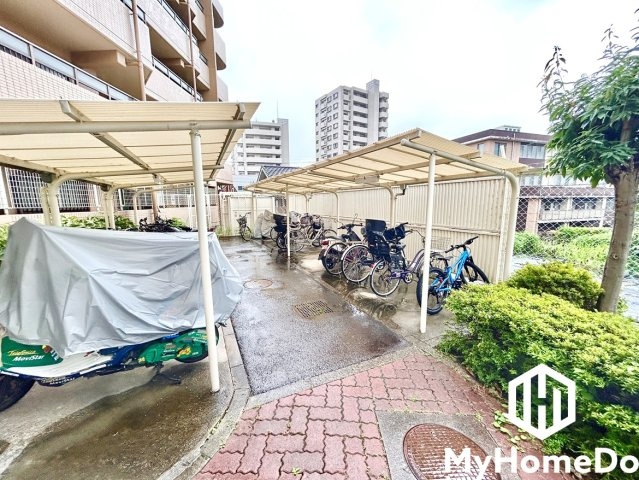 屋根付きなので、雨や風、直射日光から自転車を守ることができます。