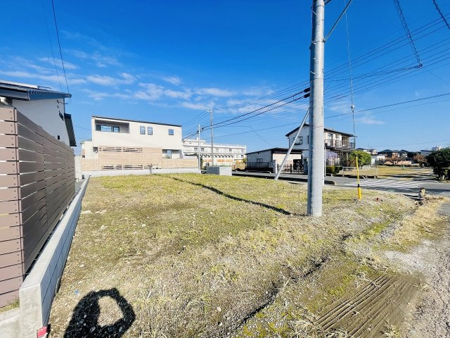 南東北東角地で陽当り良好・開放感のある立地です！敷地約65坪、お庭や駐車スペースも広く確保できるゆとりの住環境。理想の間取りやデザインでマイホームはいかがでしょうか。お気軽にお問い合わせください。