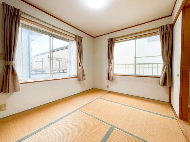 リビングのとなりには和室があり急な来客にも便利です