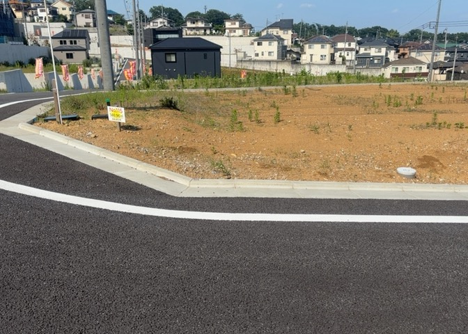 家を建てる場合、方位は要チェックです。現実的に日当たりのよい家ならばリビングは南側、建築基準法でも北側に当たる家への配慮は求められています。土地を見学に行く際は、方位磁針を持って行くようにしましょう。