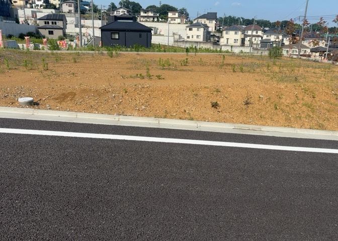 土地を買う際、住む地域の自治体や福祉の補助制度にも注目してみましょう。子供や老人の医療補助やゴミ出しのルールなど、自治体によってルールに大きな違いがあるため、暮らしやすい土地で判断するとよいでしょう。