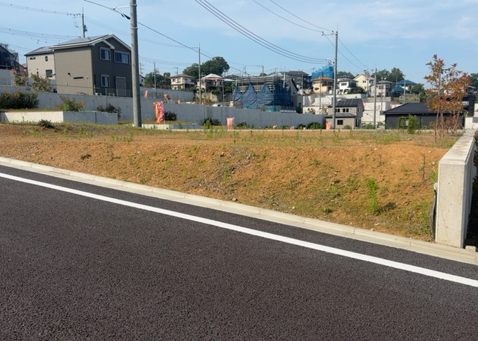 土地の前の道路に消火栓が設置されていることがあります。この場合、道路交通法第45条第1項により、駐車禁止の場所が指定されています。そのため、車庫などの駐車スペースをつくることができない場合があります。