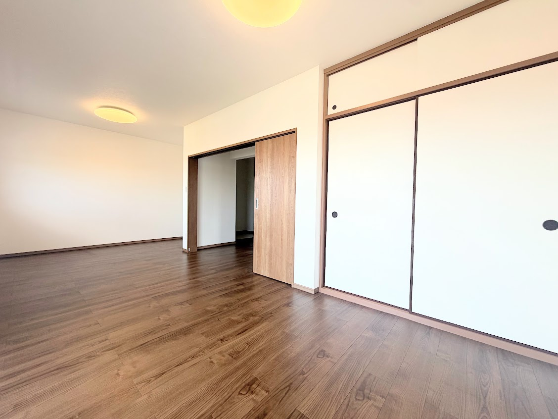 ◆室内はいつも明るい印象なので気持ちの良い朝を迎えられます。各部屋にはクローゼットを完備しており、収納が多いお家はすっきりして快適空間です。