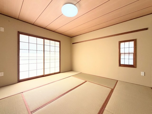 ◆二面採光で、陽差しを長時間受ける事が出来る暖かい室内です。もちろんペアガラスなので、遮音性にも優れ、結露も発生しにくい構造。サッシ周りのカビが発生しにくくなります。