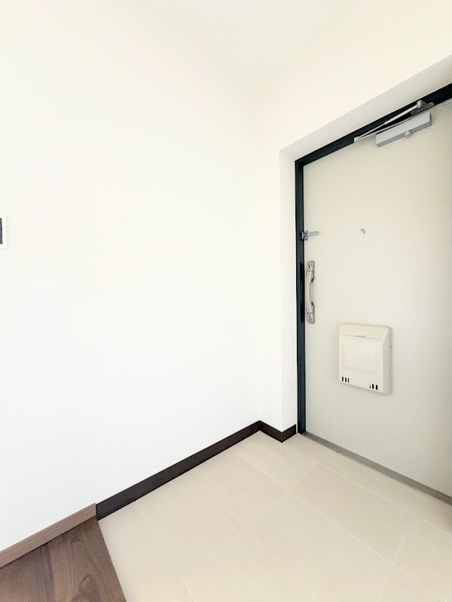 ◆光の渦が溢れた明るい玄関ホール。「おかえり」と「ただいま」が交差するお家の顔とも言える場所は爽やかで心地良い空間となっています。すっきり片付いた玄関で来客時にも自信が持てそう。