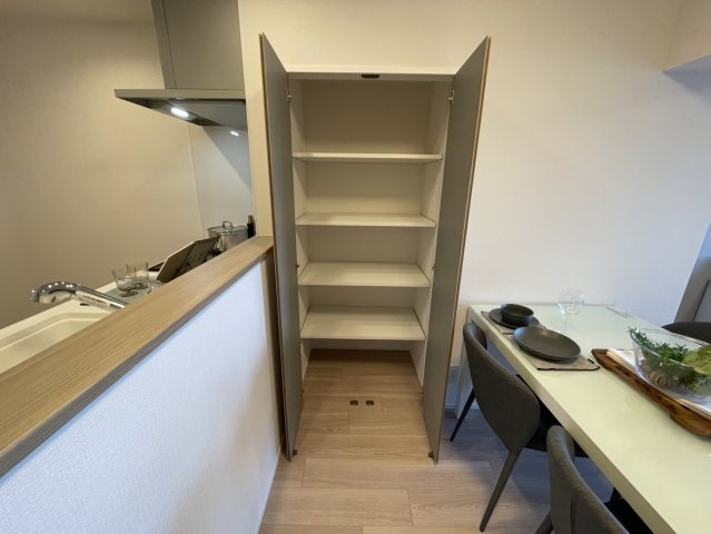 リビングにもうれしい収納棚が設置されております。※設置されている家具・小物はディスプレイ用です。