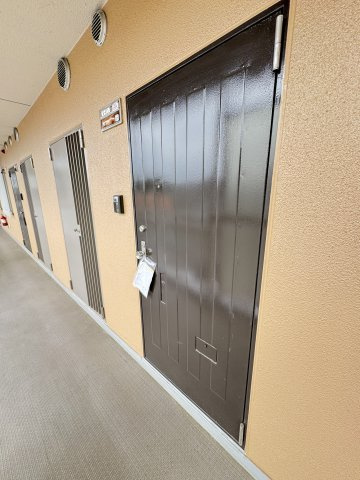 外から見た玄関ドアです。