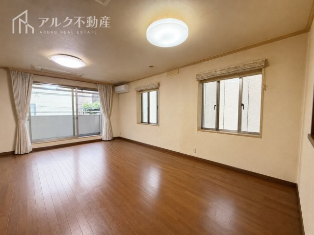 採光豊富な明るいリビングです。※AIによる荷物消去加工を行った画像です。