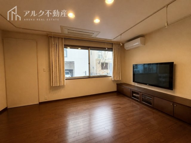 1階洋室※AIによる荷物消去加工を行った画像です。