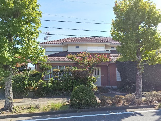植栽豊かなゆとりある外構が魅力！レンガ調の外壁が映える落ち着いた邸宅です。