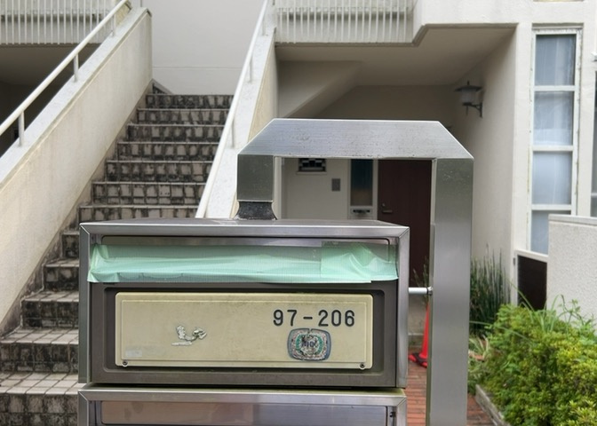 エントランス付近に設置されている集合ポストは、住んでいる部屋と離れているため、ポストをあさるなど誰かに何かされていても被害に気づきにくいです。入居する時には他人に特定されにくい番号で鍵をかけましょう！