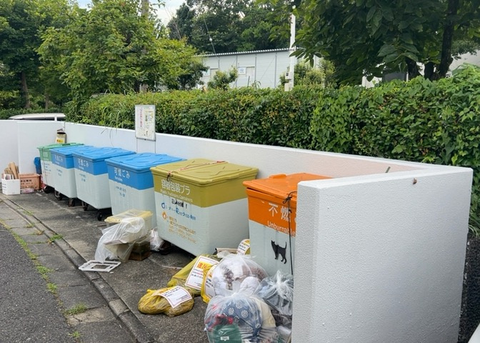 共有部分は、住民なら誰もが使える設備のこと。例えば駐車場やエレベーター、インターネット設備、セキュリティ設備などがあります。他にも、マンションの廊下・外部階段やエントランス・ゴミ置き場などがあります。
