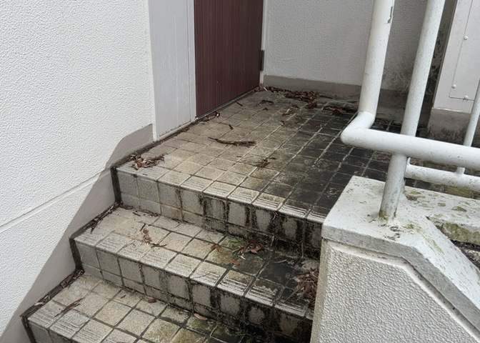 共有部分は、住民なら誰もが使える設備のこと。例えば駐車場やエレベーター、インターネット設備、セキュリティ設備などがあります。他にも、マンションの廊下・外部階段やエントランス・ゴミ置き場などがあります。