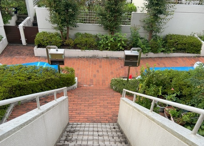 共用部分は、一棟の建物に住む区分所有者全員が共同で所有するとし、共用部分の管理、補修などは、区分所有者で形成される管理組合が行います。個人の判断で勝手に変更することはできませんので覚えておきましょう。