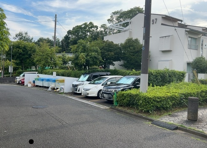 駐車場と明記されていても、最小スペースでつくられた駐車場だと大型車は駐車できなかったり、出入りしにくくなったりする可能性があります。お車のサイズと購入したい物件の駐車場のサイズを現地で確認しましょう。