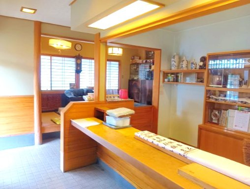 カウンターから左側を見ると座敷がある造りになっています！