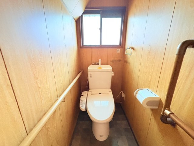 温水洗浄便座付きのトイレは、手すりを設置しているため立ち座りもしやすく、幅広い世代に配慮された仕様です。窓があり換気や採光もしっかり確保されるため、いつでも気持ちの良い空間を保つことができます。
