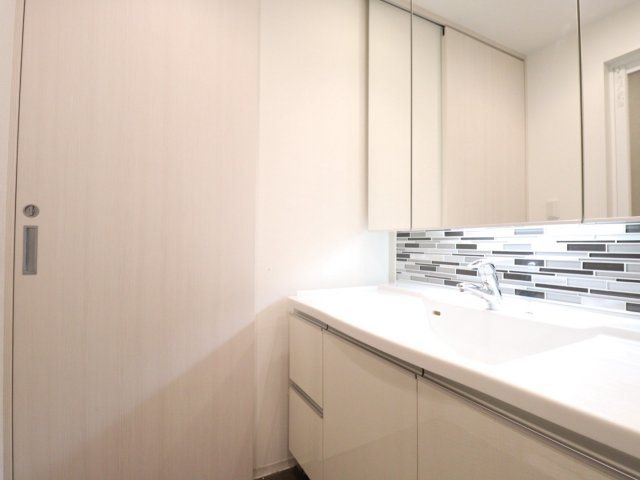 【独立洗面台】三面鏡裏収納でたっぷり収納でき洗面台を綺麗に保てます◎