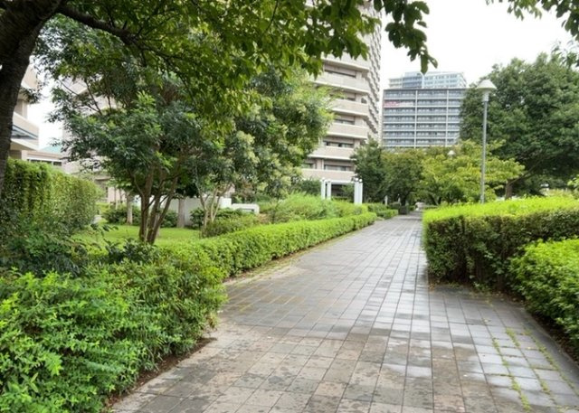 物件によっては、入居者が個人的に使用できる専用庭がついているものもあります。また、住宅の中にある土間の部分を庭と呼ぶこともあります。庭の用途は住む人によって変わり、それによってデザインもさまざまです。