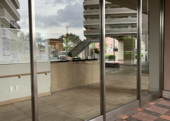 受付はマンションコンシェルジュがいる場合もあれば、管理人が滞在する小部屋を総称して呼ぶことがあります。主にエントランスに設置されていることから、防犯面でも期待ができます。防犯設備がない場合はより安心！
