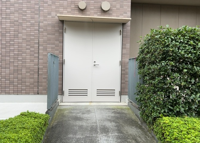 エントランス付近に設置されている集合ポストは、住んでいる部屋と離れているため、ポストをあさるなど誰かに何かされていても被害に気づきにくいです。入居する時には他人に特定されにくい番号で鍵をかけましょう！