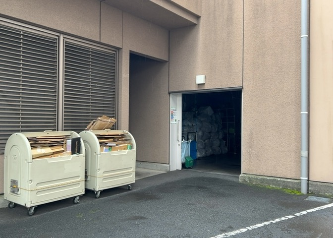 共有部分は、住民なら誰もが使える設備のこと。例えば駐車場やエレベーター、インターネット設備、セキュリティ設備などがあります。他にも、マンションの廊下・外部階段やエントランス・ゴミ置き場などがあります。