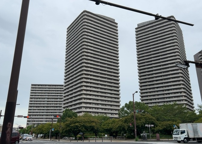 隣家の土地はどうなっているのか、生活利便施設が近くにあるのか、学校まで近いかなど、お客様のライフスタイルにあわせたイメージが重要です。また、近くにあると困る施設が近くにないかも確認するといいでしょう。