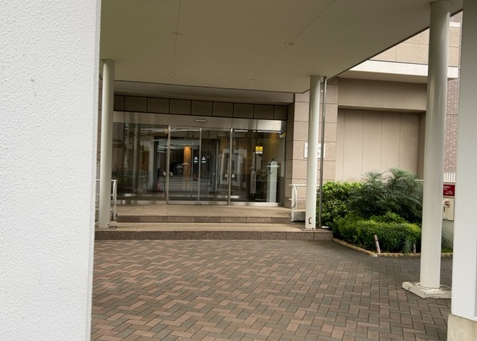 玄関は家の顔でもあり、家族以外の目にも止まる場所です。玄関は外との間を仕切る扉、靴などをしまっておく収納スペース、靴脱ぎのたたきスペース、来客とのやり取りをするドアホンなど複数のアイテムからなります。