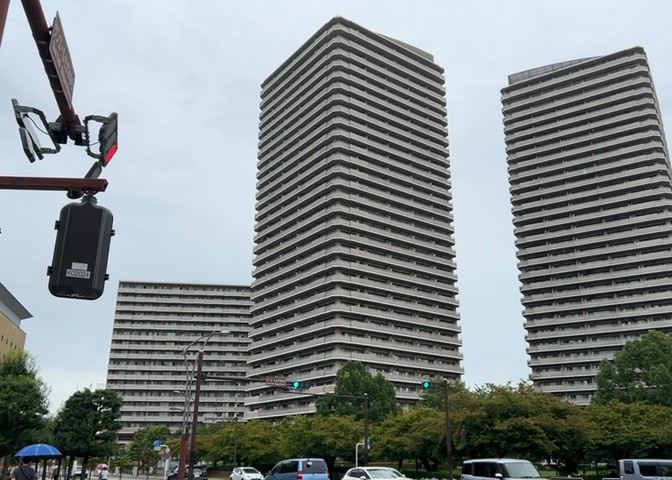 外観はマンション管理がされているかの目安になります。築年数が古いと、壁面は劣化してひび割れが生じることも！建物が古びていても細かいところが修繕されていると、きちんと管理されているなぁと感じるでしょう。