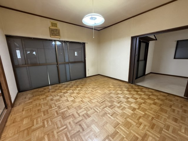 大きな窓から明るい日差しが注ぎます。開放的にゆったり過ごせます。