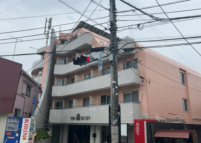 物件によっては、入居者が個人的に使用できる専用庭がついているものもあります。また、住宅の中にある土間の部分を庭と呼ぶこともあります。庭の用途は住む人によって変わり、それによってデザインもさまざまです。
