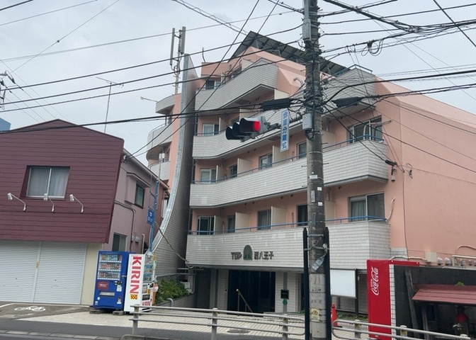 中庭（パティオ）とは、一つの建築物の内部に設けられた、壁などで囲われている庭のことを指します。コの字型、ロの字型が主流ですが、L字型の中庭もあります。最近では、インテリア性の高さからも人気があります。