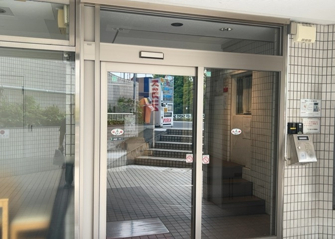 マンションのエントランスには、もともと風よけや防犯の役割がありますが、マンションによって宅配ボックスなどの設備が備わっている所もあります。日々の生活をイメージしながら生活しやすさをチェックしましょう。