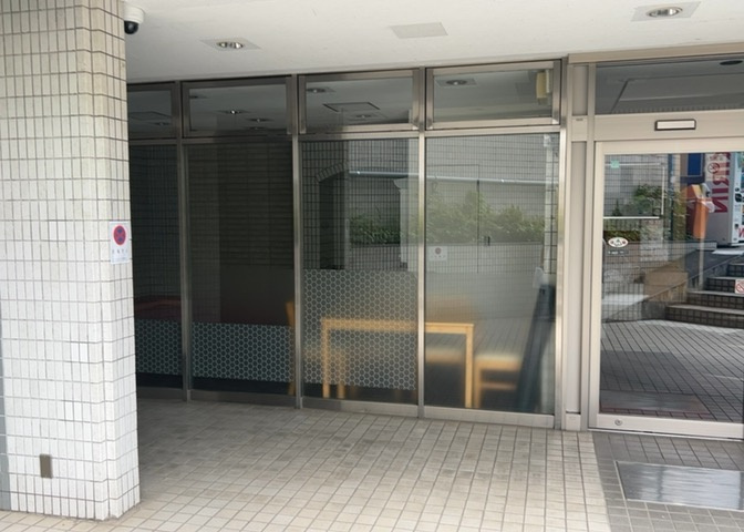 ラウンジは、マンションの共用スペースに椅子やテーブルなどを配置した利用者が寛げる空間です。屋内型ラウンジと屋外型ラウンジがあります。共用部分の管理状況と合わせて、詳細については現地でご確認ください。