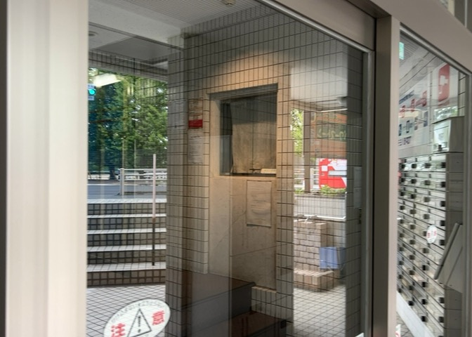 受付はマンションコンシェルジュがいる場合もあれば、管理人が滞在する小部屋を総称して呼ぶことがあります。主にエントランスに設置されていることから、防犯面でも期待ができます。防犯設備がない場合はより安心！