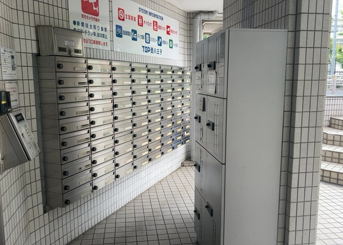 エントランス付近に設置されている集合ポストは、住んでいる部屋と離れているため、ポストをあさるなど誰かに何かされていても被害に気づきにくいです。入居する時には他人に特定されにくい番号で鍵をかけましょう！