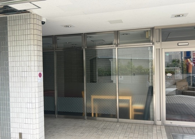 ロビーというと、エントランスと何がちがうの？と思いますよね。実はロビーとエントランスには明確な決まりはありません。物件によっては、エントランスを入って広がるある程度の広さのある空間がロビーとなります。