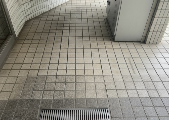 共用部分は、一棟の建物に住む区分所有者全員が共同で所有するとし、共用部分の管理、補修などは、区分所有者で形成される管理組合が行います。個人の判断で勝手に変更することはできませんので覚えておきましょう。