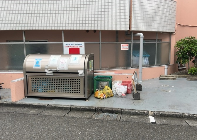 共有部分は、住民なら誰もが使える設備のこと。例えば駐車場やエレベーター、インターネット設備、セキュリティ設備などがあります。他にも、マンションの廊下・外部階段やエントランス・ゴミ置き場などがあります。
