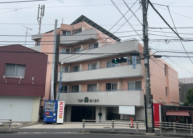 道幅が広い場所は日当たりや風通が良好です。幅が広いのですれ違いも可能ですし大きな車でも駐車可能！一方で、大型車が通ることも多くなるため交通量の増加により騒音に繋がります。また土地の値段が高くなります。