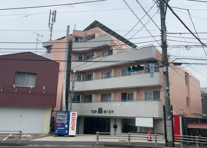 ＲＣ造、Reinforced　Concreteは直訳すると補強されたコンクリートです。主に柱や梁・床・壁が鉄筋とコンクリートで構成おり、鉄筋を組んだ型枠にコンクリートを流し込んで固めたものを指します。