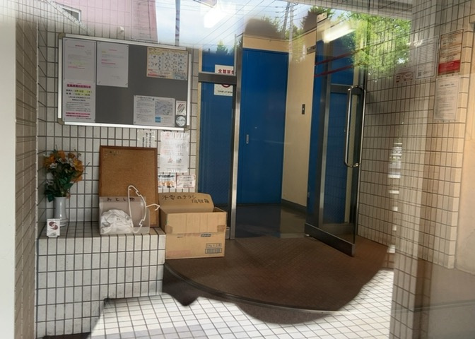 玄関は家の顔でもあり、家族以外の目にも止まる場所です。玄関は外との間を仕切る扉、靴などをしまっておく収納スペース、靴脱ぎのたたきスペース、来客とのやり取りをするドアホンなど複数のアイテムからなります。