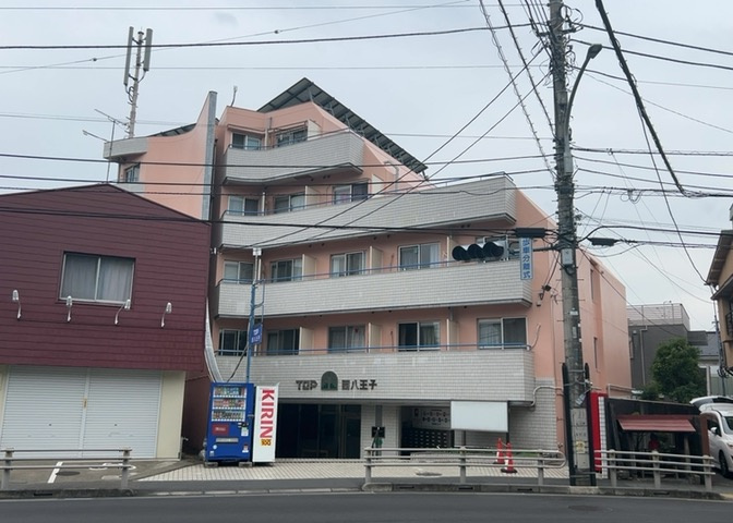 外観はマンション管理がされているかの目安になります。築年数が古いと、壁面は劣化してひび割れが生じることも！建物が古びていても細かいところが修繕されていると、きちんと管理されているなぁと感じるでしょう。