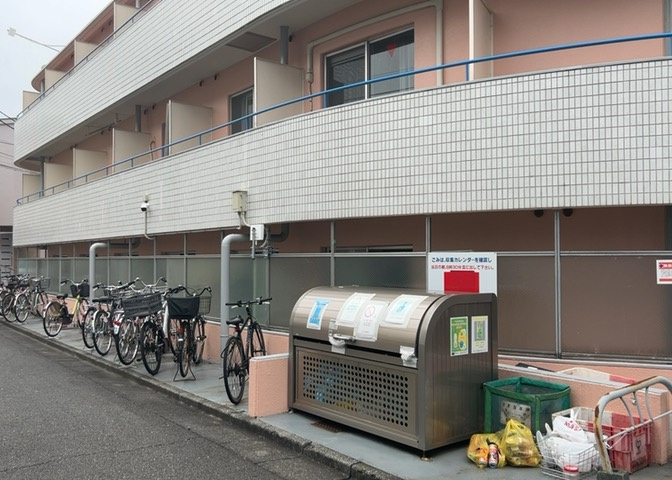 車一台あたりに必要なスペースは、標準サイズの普通自動車で横幅2m50cm、長さ5mは必要になります。ただし、乗降のことも考慮して横幅3m30cm、長さ5m50cmほどは確保できるところを選びましょう。