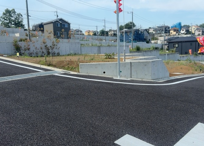 土地の形が極端に長細かったり、狭小地、あるいは道路との高低差がある傾斜地だった場合、後々売ろうとしても買い手がつかない場合もあります。後々、売却することになった時に価値の下がらない土地を選びましょう。